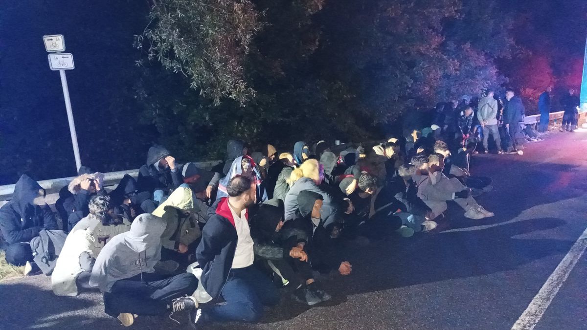 Řidič nákladního auta vezl 70 migrantů. Policii utekl